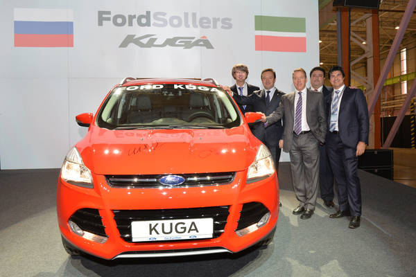 ford kuga красный